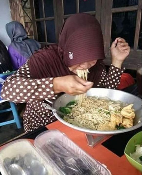 Potret orang yang tidak tahan lapar ini bikin geleng-geleng kepala